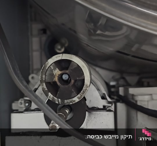 חלקי מכונה עם גלגלת וחוטים חשמליים
